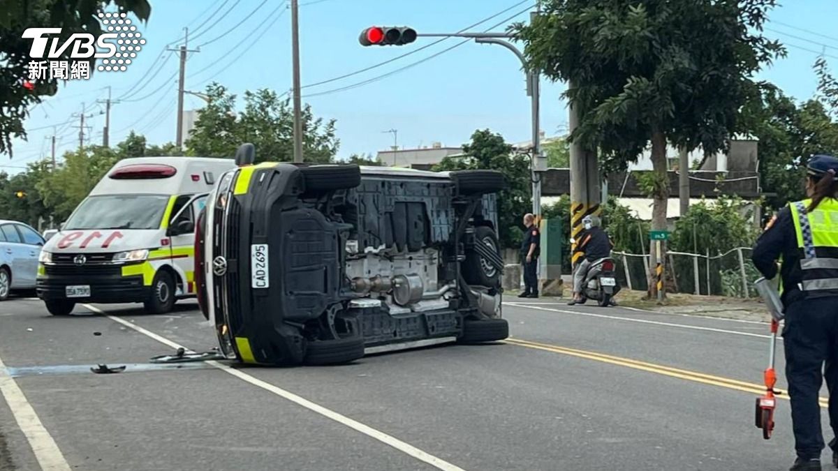 出勤救護車慘遭撞翻。（圖／TVBS）