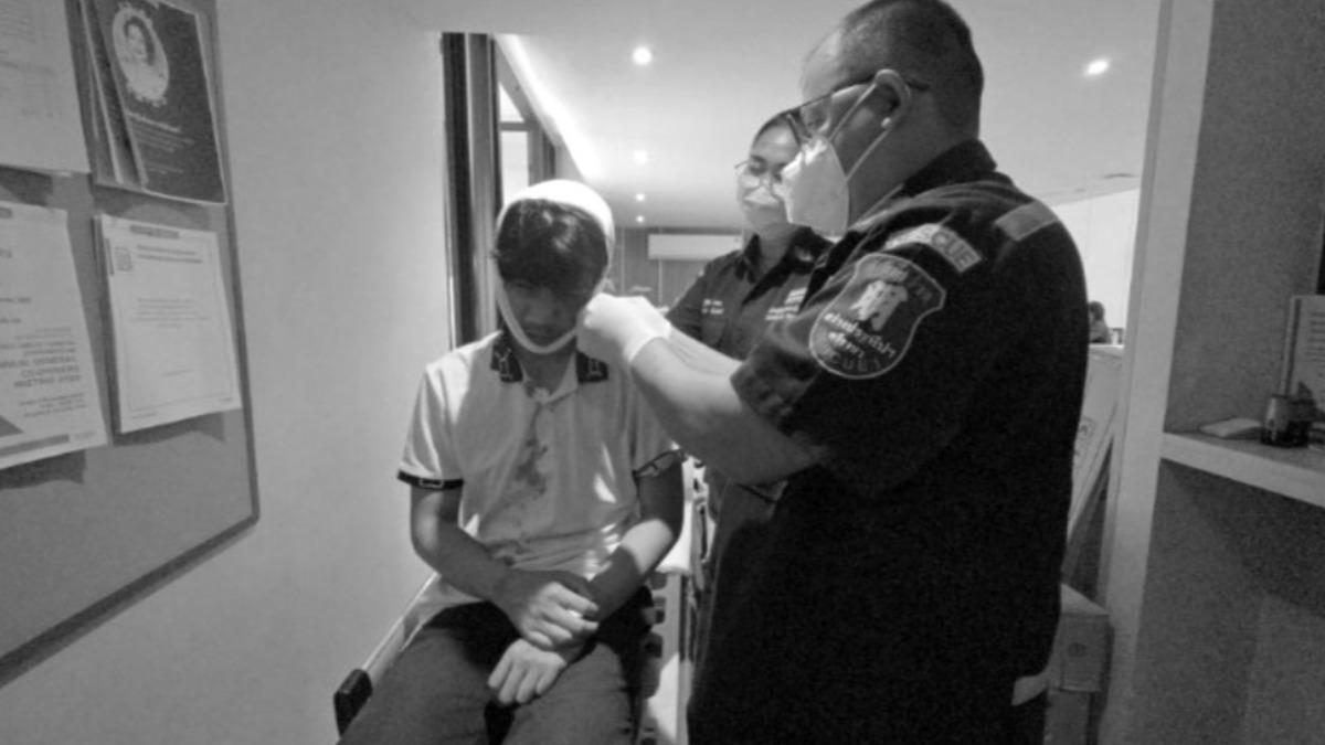雖然被刀刃砍中，受害者拒絕報案與提出控訴，因此警方無法追究法律責任。（圖／翻攝 Khao Chon Online）　