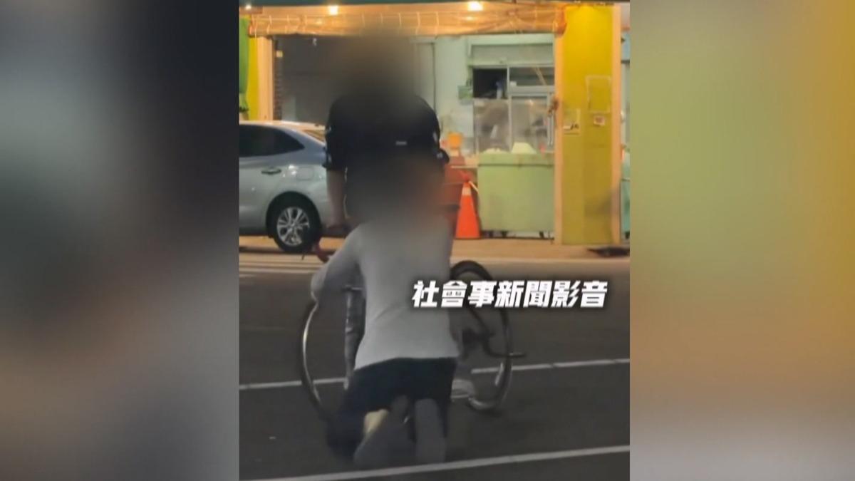 駕駛趕著去看住院的家人,怕耽誤時間,下跪哀求騎士不要報警,讓他能及時去醫院看家人(圖/翻攝社會事影音)