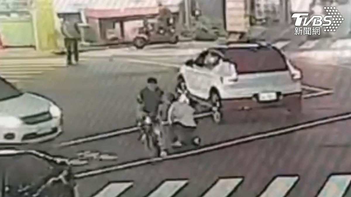 駕駛表示因為家人住院情況危急,希望他不要報警,才會向對方下跪,而單車騎士真的被他說服,最後沒有報警直接離開。(圖/TVBS)