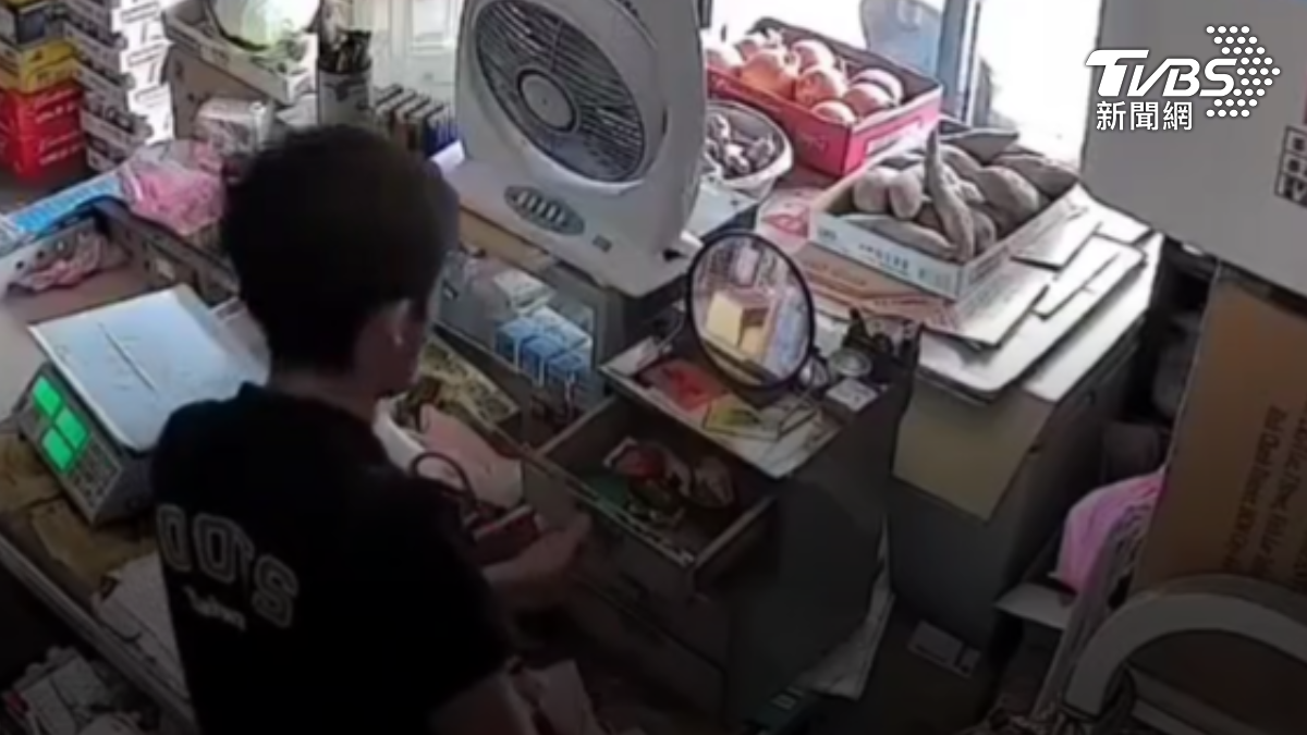 大白天男子破門偷竊,雜貨店3個月被「偷2次」。(圖/店家提供)