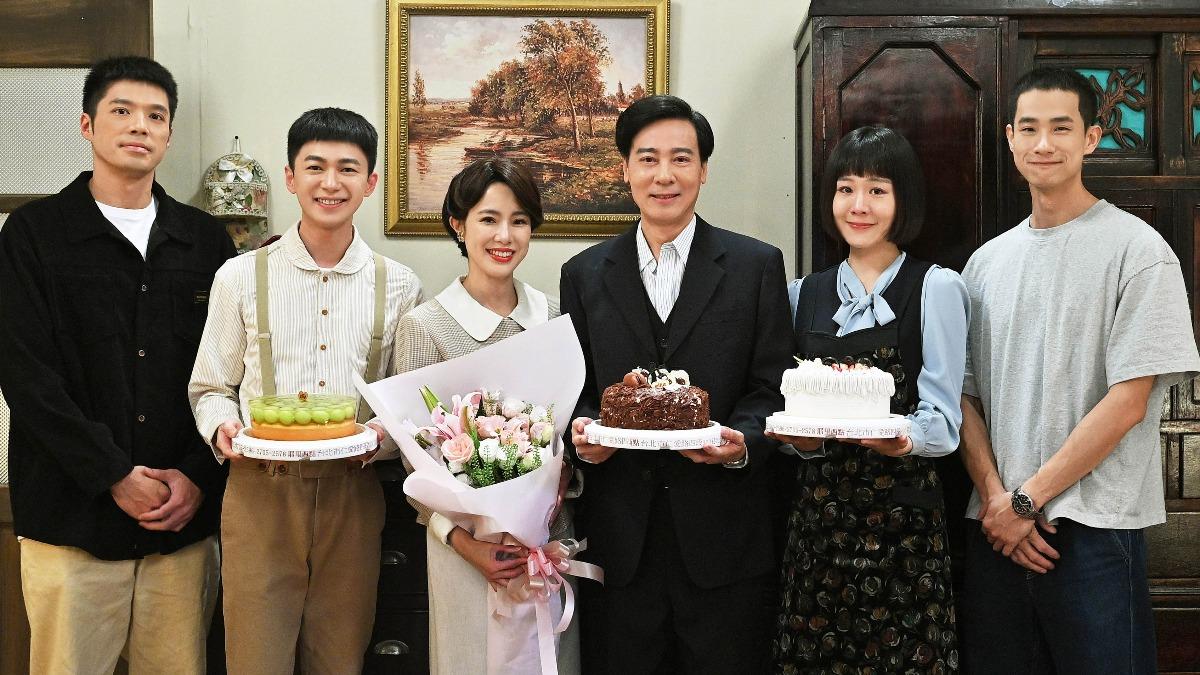 尹昭德(右三)戲份殺青,同劇演員送上頂針作為紀念。(圖/台視提供)