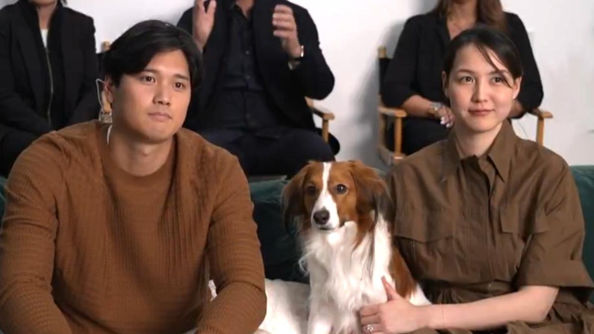 大谷翔平與妻子田中真美子、愛犬Decoy。(圖/翻攝自X@MLB)