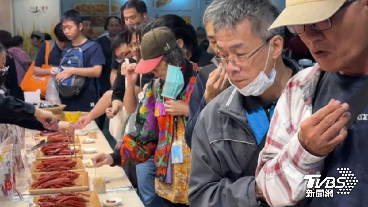 美食展有吃又有喝。(圖/TVBS)