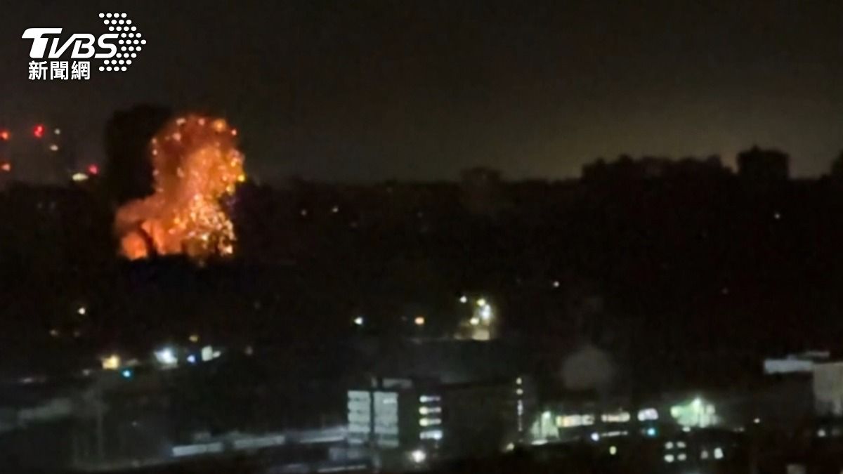 烏克蘭首都基輔週四遭大規模夜襲,傳出爆炸火光。(圖/達志影像美聯社)