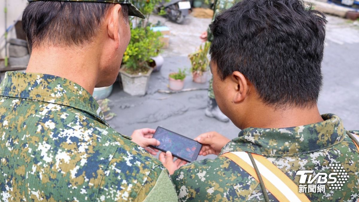 運用部隊覺知應用套件（TAK）建立救災共同圖像。（圖／陸軍提供）