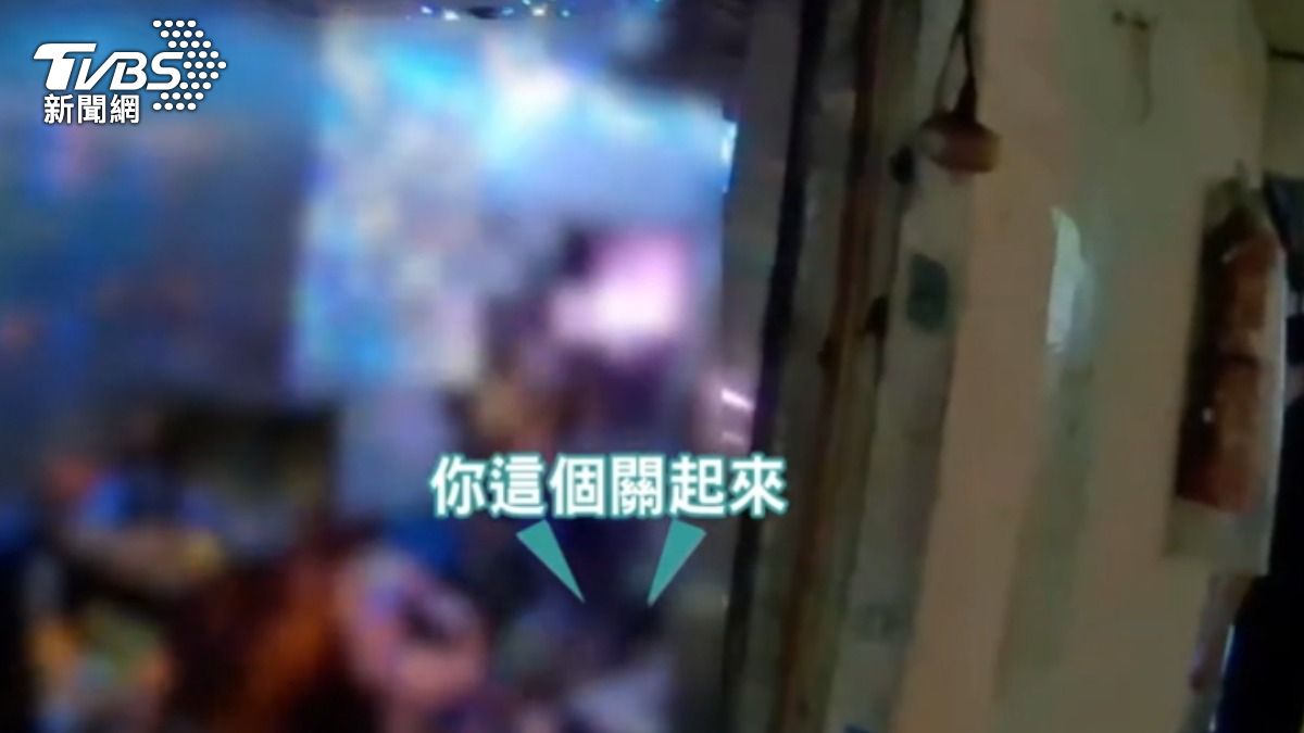 鄰居晚間播音樂太吵，屋內如夜店般，警方到場勸導。（圖／TVBS）
