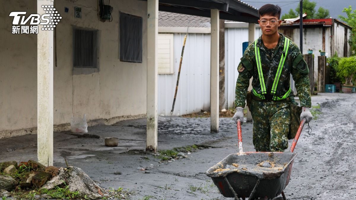 官兵協助災區執行清淤工作。（圖／陸軍提供）