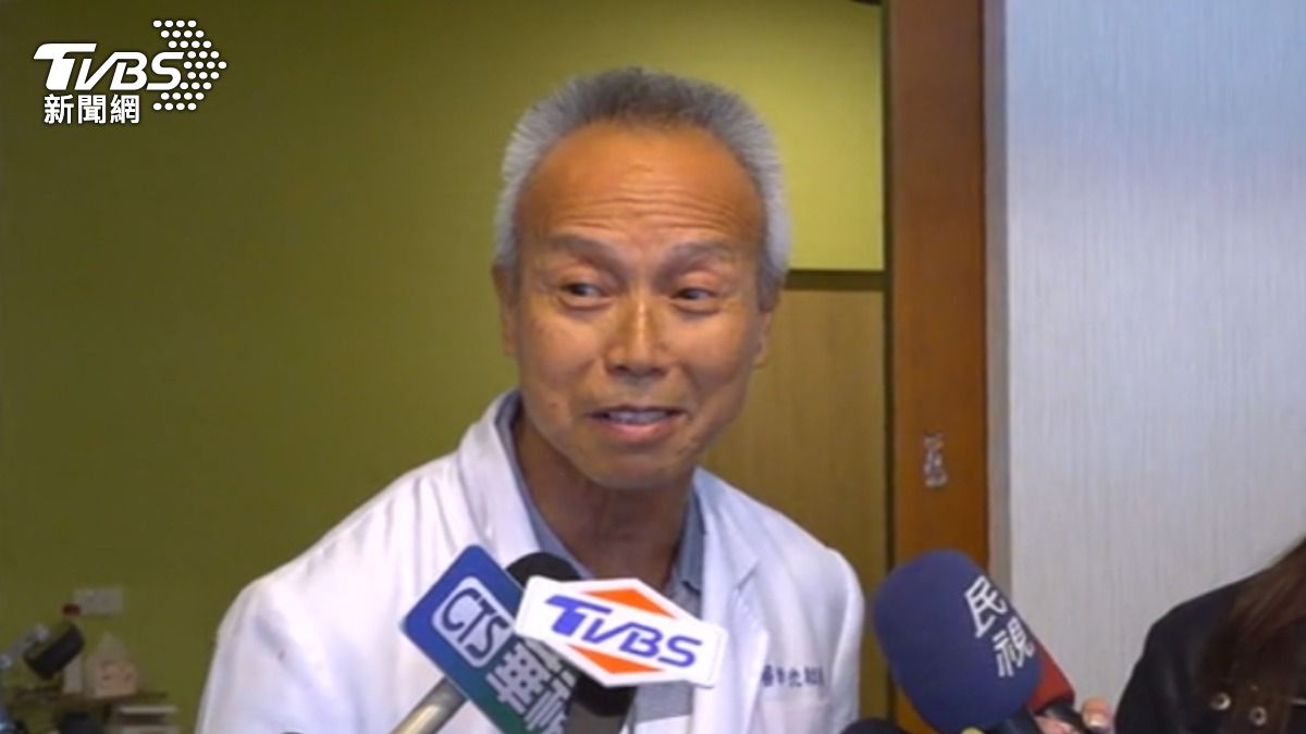 診所的沈醫師揚言會提告闖入儲藏室的民眾。(圖/TVBS)