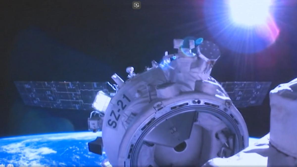 神舟21號載人飛船順利撤離空間站組合體,三名太空人終於踏上回家之路。(圖/CCTV+)