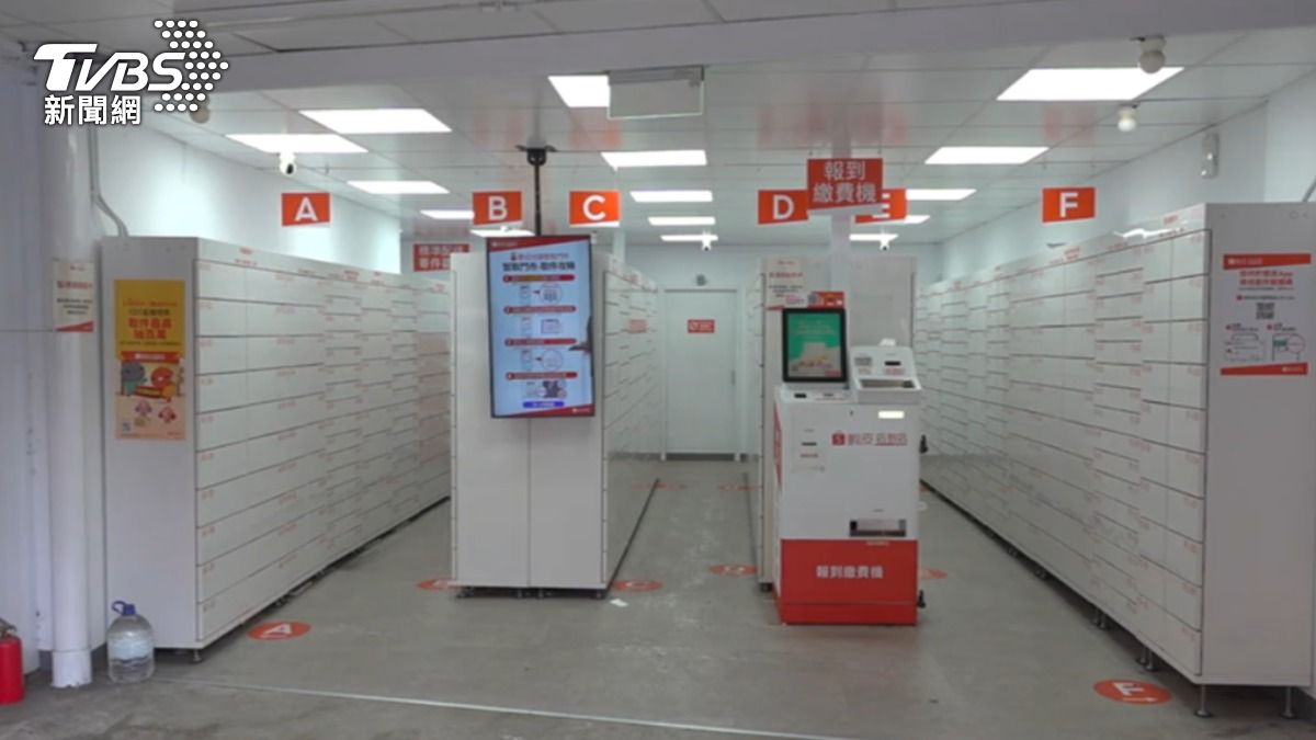 新北三重有男子受困蝦皮智取店。(圖/TVBS)