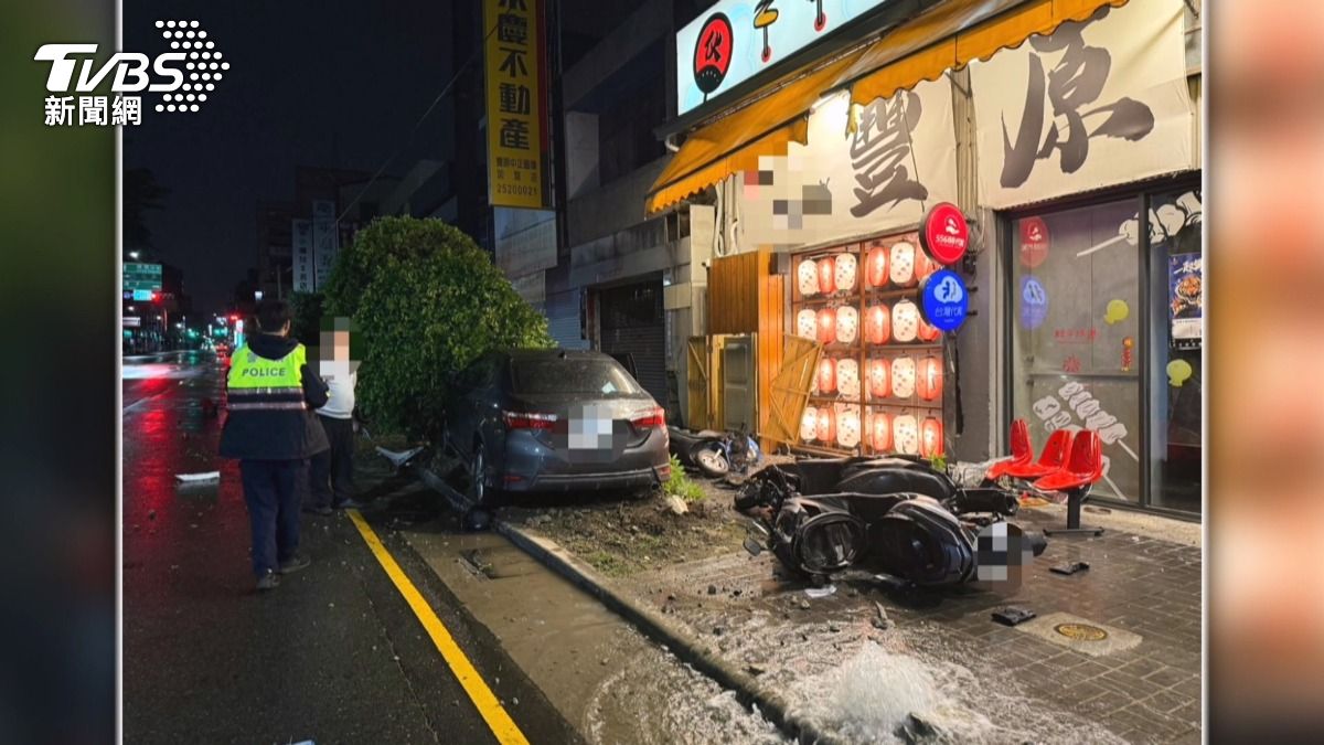 凌晨車禍響轟轟　男下班疲勞撞５機車。(圖／翻攝伙房燒烤-品牌總部) 