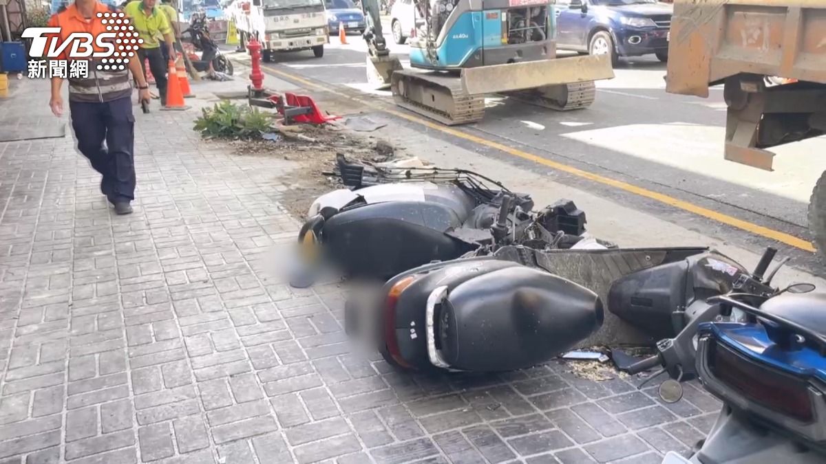 凌晨車禍響轟轟　男下班疲勞撞５機車。(圖／翻攝伙房燒烤-品牌總部) 