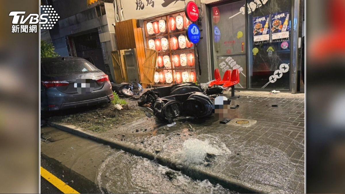 凌晨車禍響轟轟　男下班疲勞撞５機車。(圖／翻攝伙房燒烤-品牌總部) 
