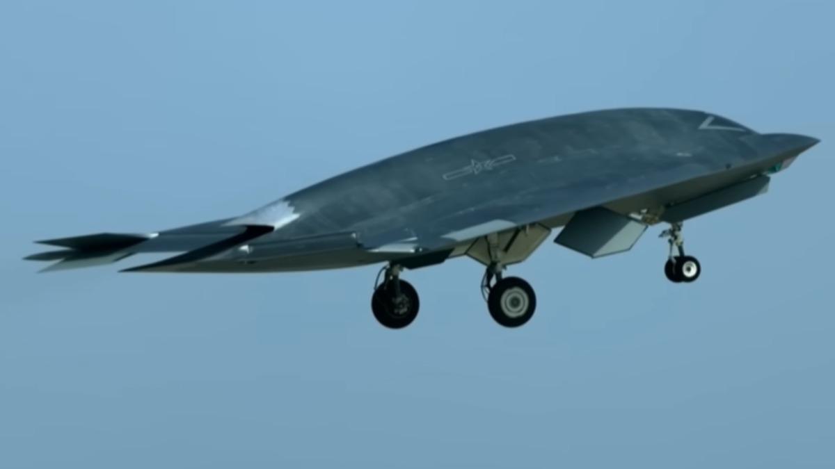 中國大陸空軍近期為慶祝建軍76週年所發布的主題微電影《夢遠》中,公開了攻擊-11匿蹤無人機的最新畫面。其代號更被正式定名為「玄龍」。(圖/央視)