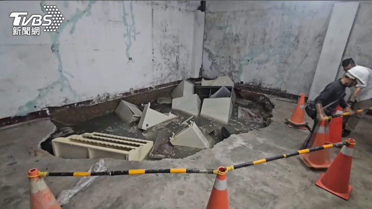 基隆建案施工「掏空鄰房地基」　倉庫現20平方公尺巨洞家具全泡湯。(圖／TVBS) 