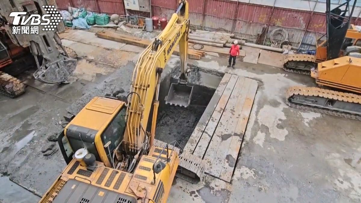 基隆建商再釀鄰損！民宅地板塌出大洞。(圖／TVBS) 