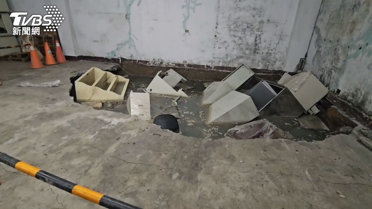 基隆建商再釀鄰損！民宅地板塌出大洞。(圖／TVBS) 