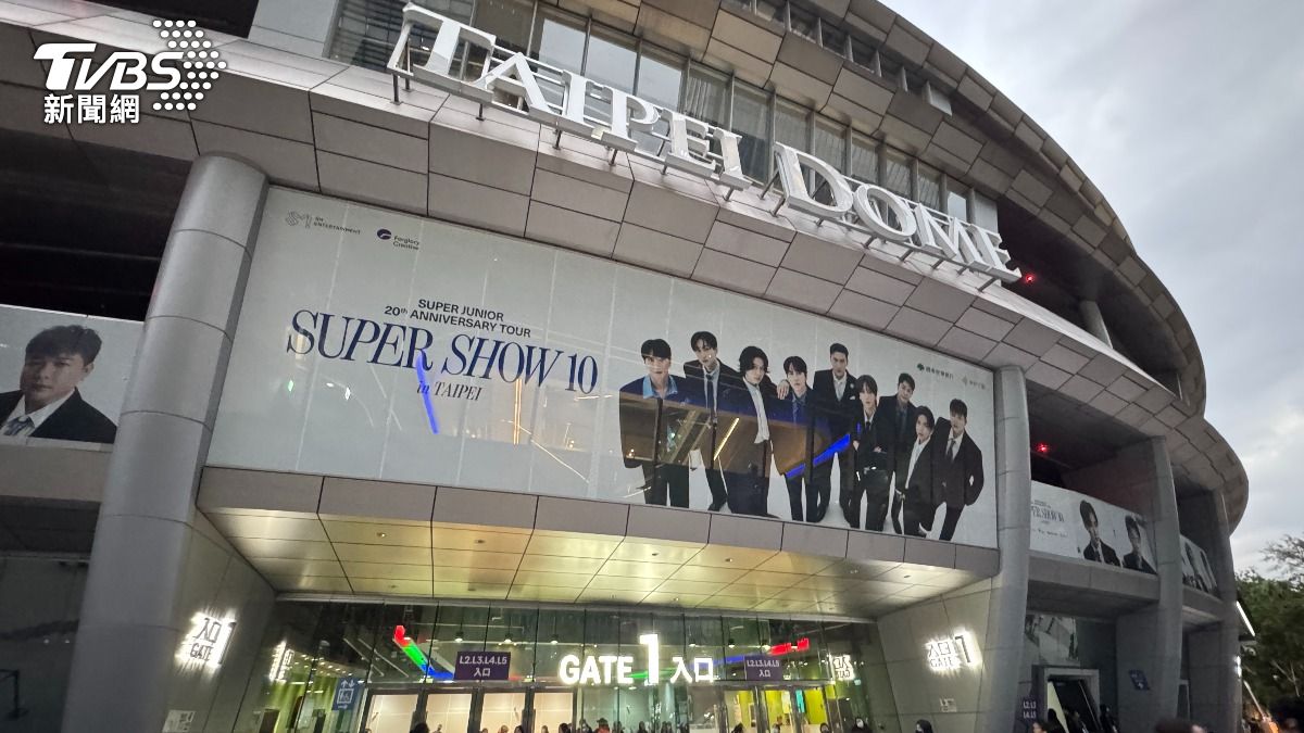 街頭直擊／SUPER JUNIOR首唱大巨蛋破韓團新紀錄　粉絲持始源手牌韓文告白