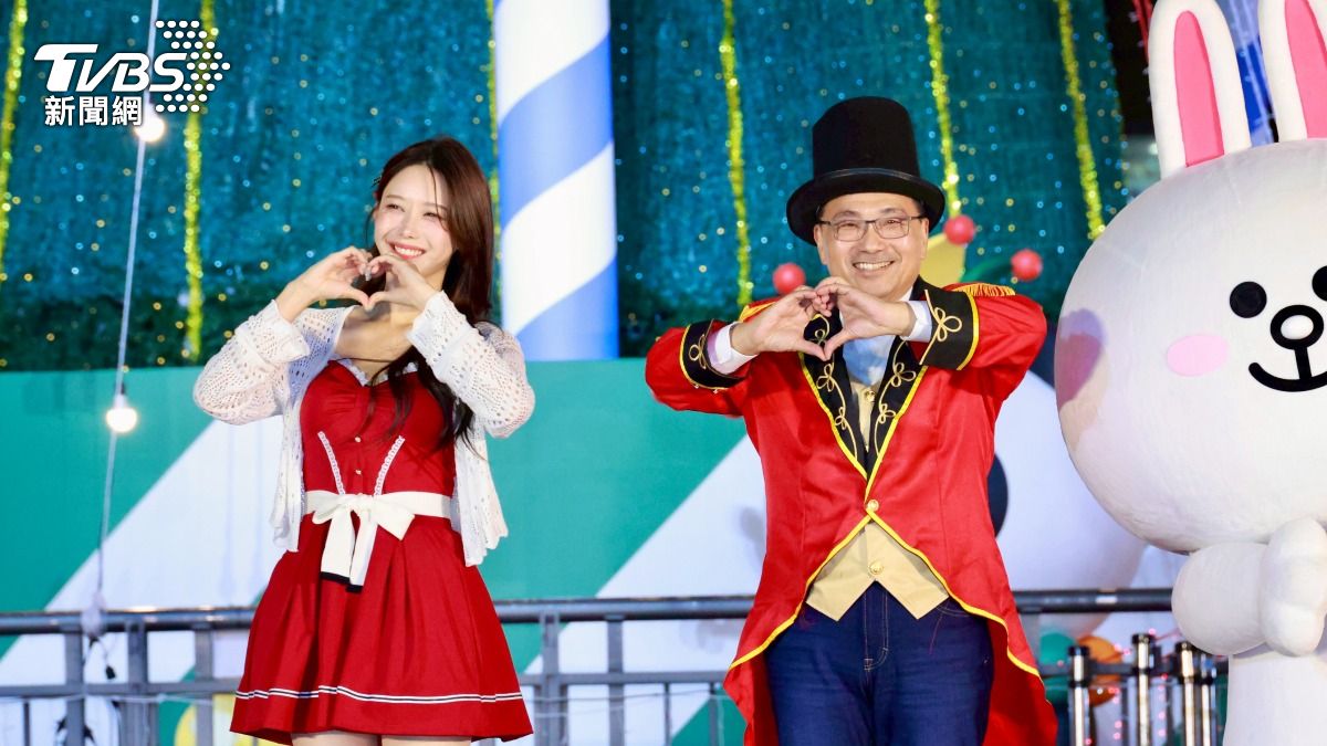 新北耶誕城開城!遊客嗨喊「年年有驚喜」 侯友宜x李雅英同樂