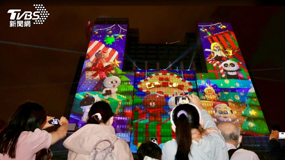 3D光雕投影秀也在今(14)日晚間強勢出演,每年根據不同IP呈現聖誕氣氛。(圖/潘建樺攝)