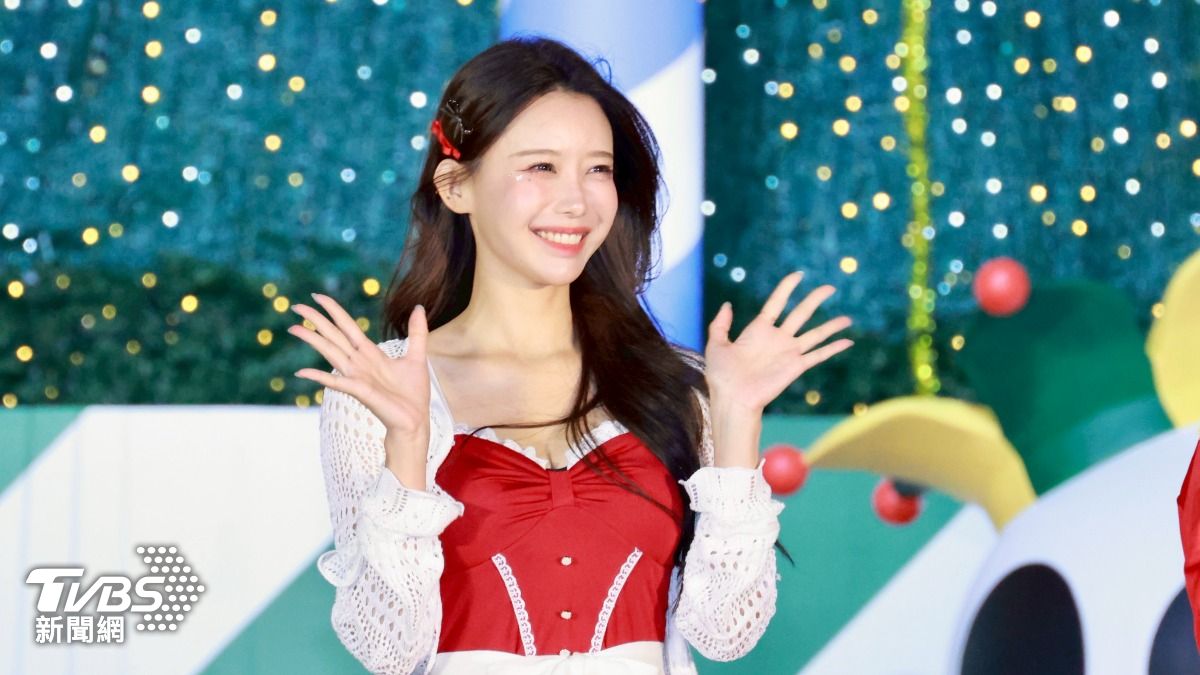 李雅英驚喜現身新北耶誕城,她身穿紅色聖誕裙與一旁粉絲熱情打招呼。(圖/潘建樺攝)