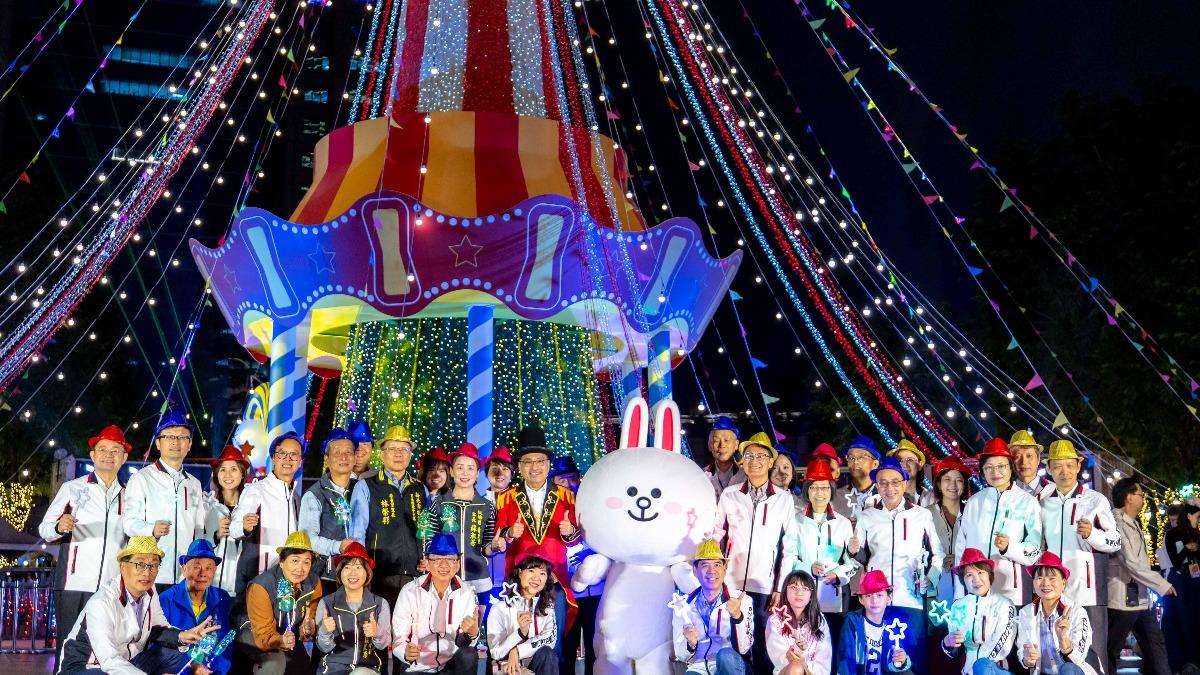 「耶誕馬戲開城SHOW」聚集市府團隊、市議會團隊、合作執行團隊、贊助商及有線電視業者等多位貴賓參與。（圖／新北市府提供）