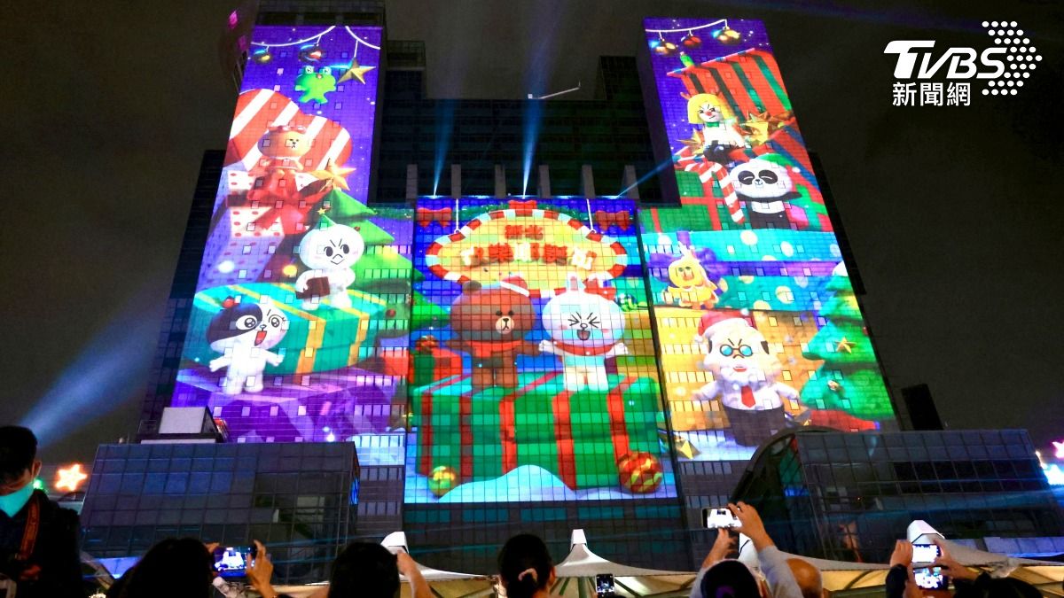 2025新北歡樂耶誕城開城，並結合熱氣球裝置的「馬戲團SHOW」，讓民眾感受到嘉年華氣氛。（圖／潘建樺攝）