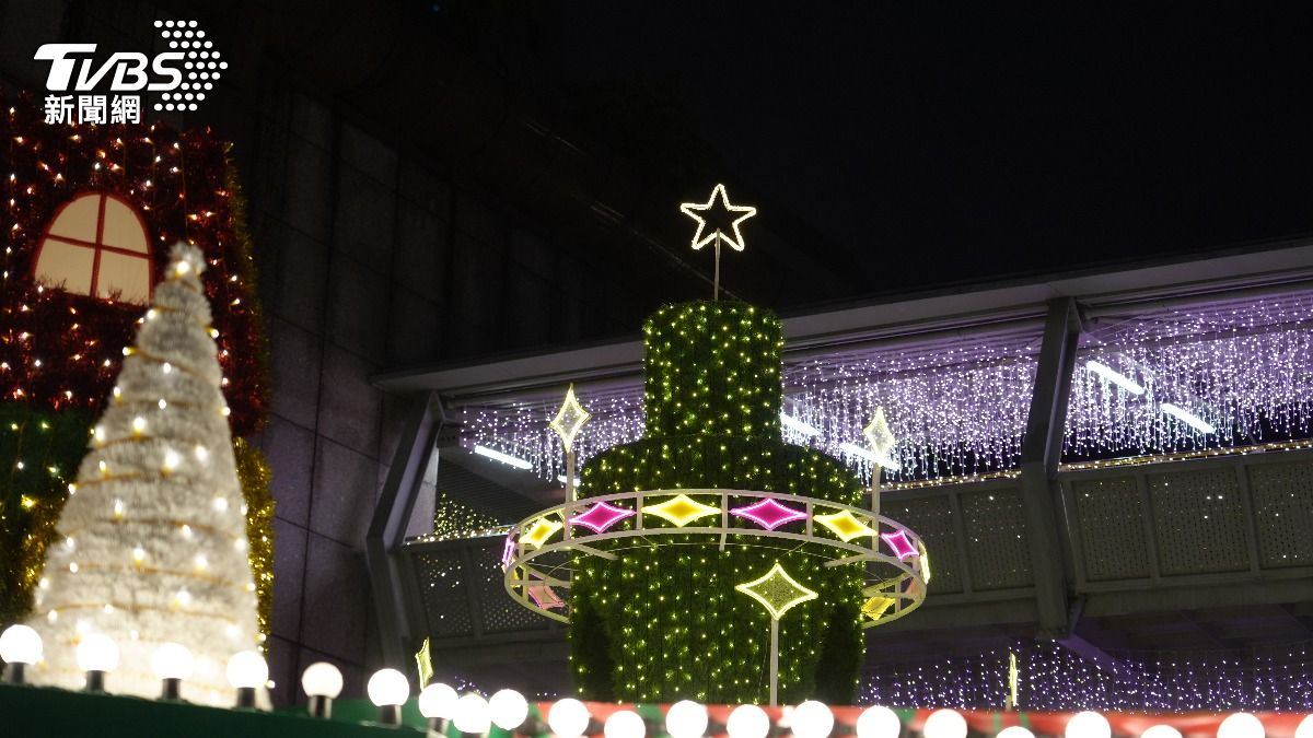 新北耶誕城周邊燈光佈置。（圖／鄭名崴攝）