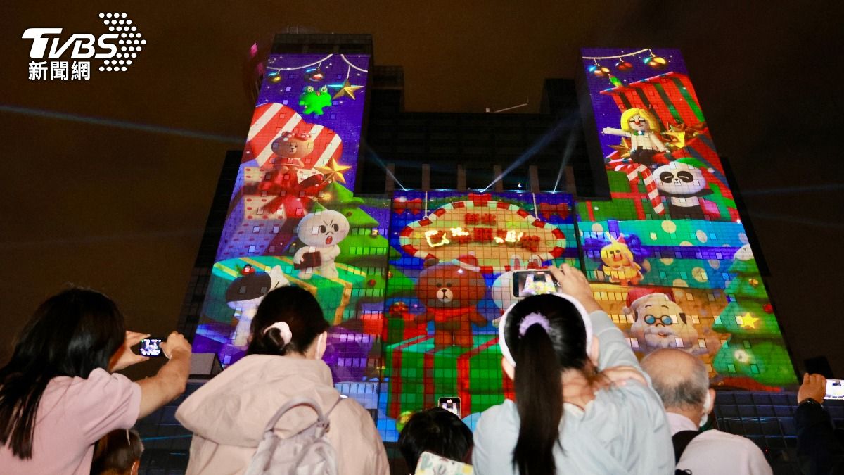 3D光雕投影秀在今（14）日晚間強勢首演，自即日起每日17時30分至23時，每整點與半點進行約5分鐘的演出。（圖／潘建樺攝）
