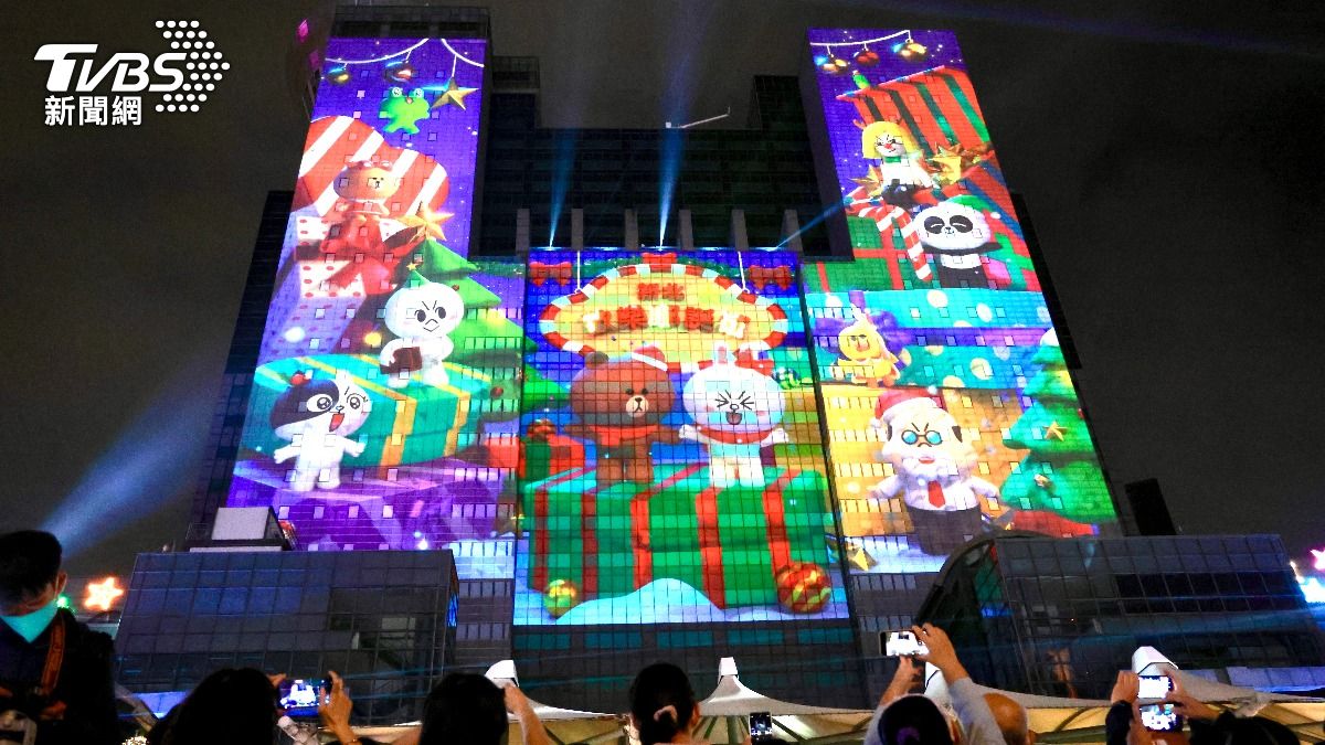 3D光雕投影秀在今（14）日晚間強勢首演，自即日起每日17時30分至23時，每整點與半點進行約5分鐘的演出。（圖／潘建樺攝）