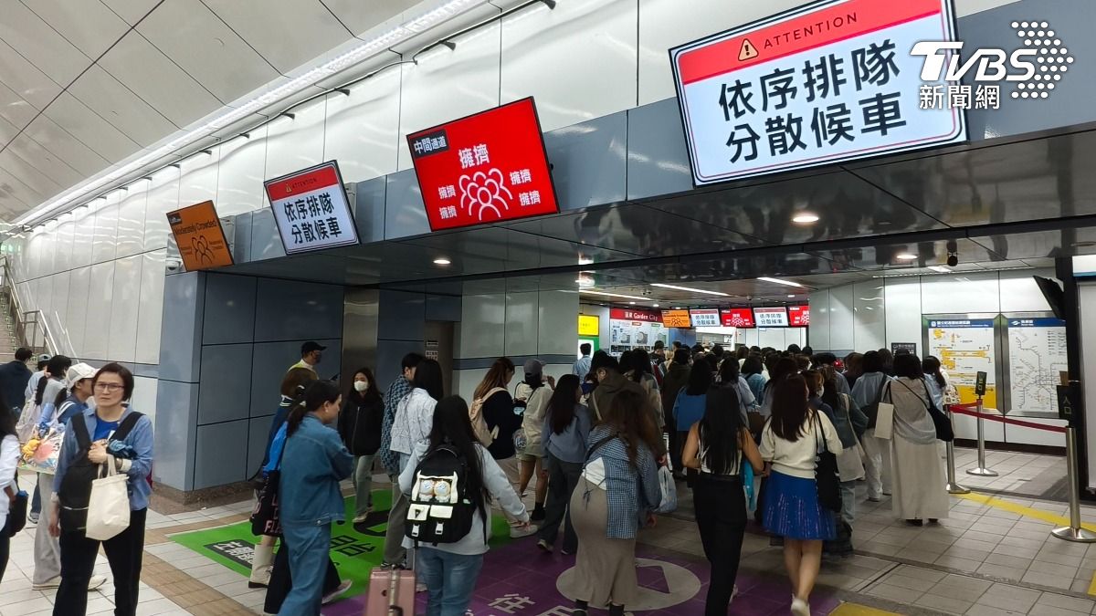國父紀念館站5號出口連通道設有人流顯示面板,透過紅黃綠燈號提醒旅客選擇較順暢路線。(圖/陳冠宇攝)