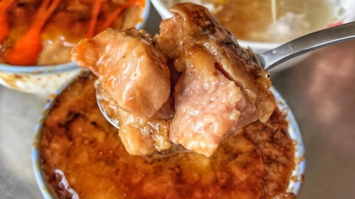 黑碗粿裡面配料豐富、香氣十足，豬肉也給得很大塊。（圖／痴吃的玩提供）