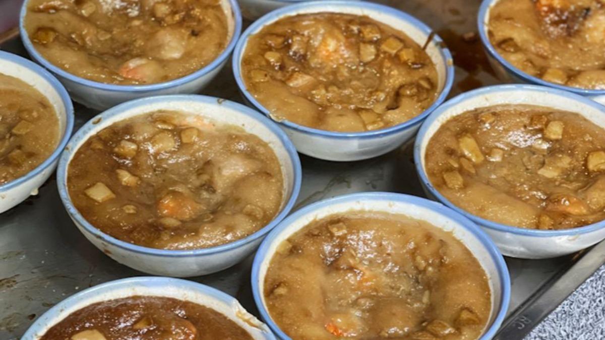 用純在來米米漿，加上溫體豬肉、野生火燒蝦、老滷肉燥製成的碗粿，因為有肉燥的關係，所以才是「黑肉底」。（圖／傻妞吃台南提供）