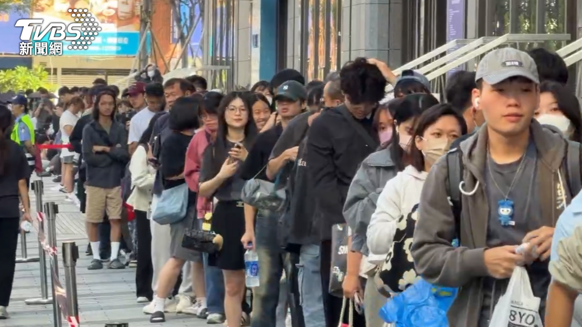 還不到九點，百貨公司外圍就已經被大批粉絲排隊人龍包圍，綿延好幾公里，人多到排到旁邊的美式賣場，都是為了搶買韓國女團TWICE的限量周邊（圖／TVBS）