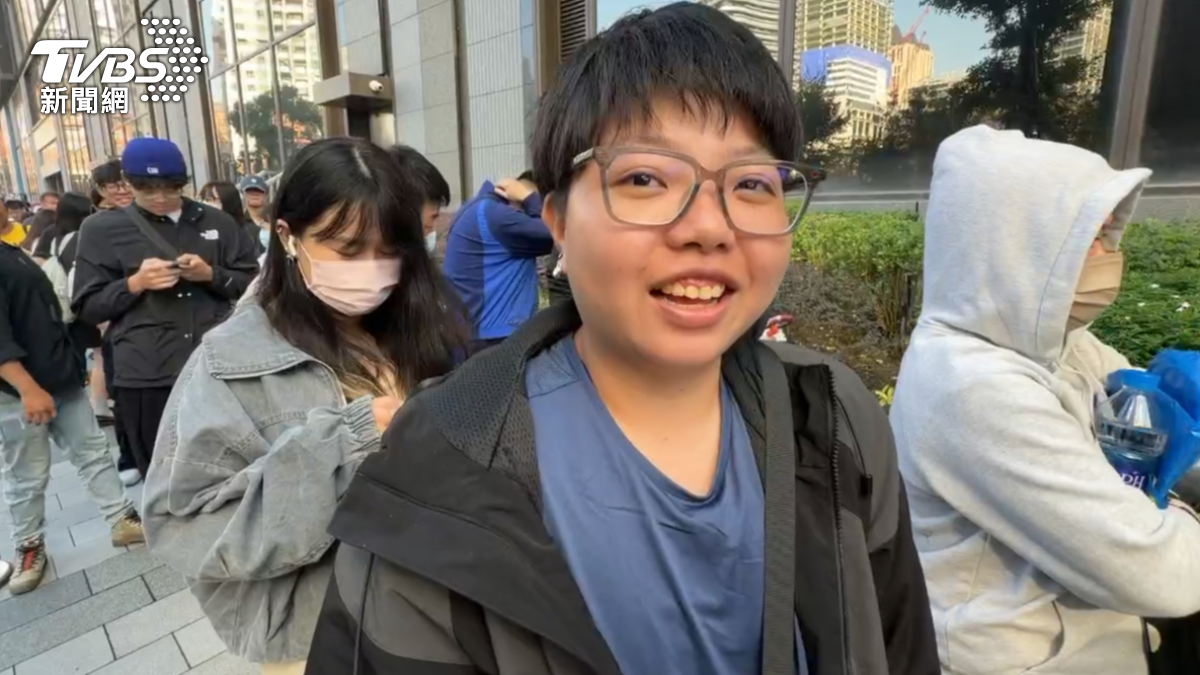 粉絲:「買高雄限定的T恤，後面有印高雄，主要是搶那一件，然後跟一些小配件，難得來高雄（圖／TVBS）