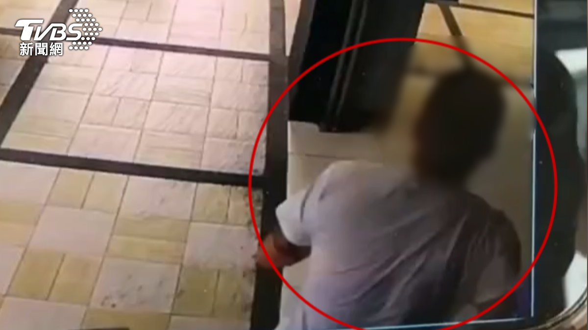 這名通緝犯和2名友人從酒店出來後,被員警盤查,但他為了躲避攔查,竟然趁隙溜了,還跳上朋友的車子(圖/TVBS)