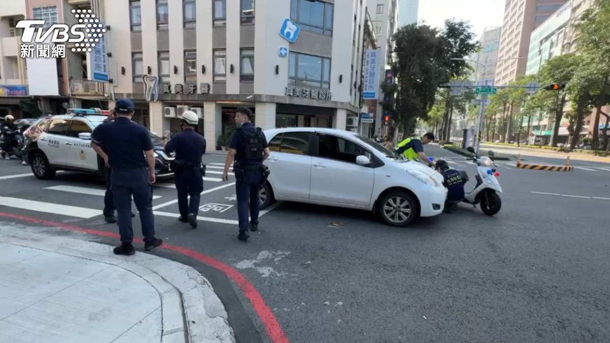 目擊民眾:警察是對空鳴槍,要喝止他們不要跑,那個穿白色衣服又下車,下車以後又往巷子裡面跑,跑了以後才被壓制的。(圖/TVBS)