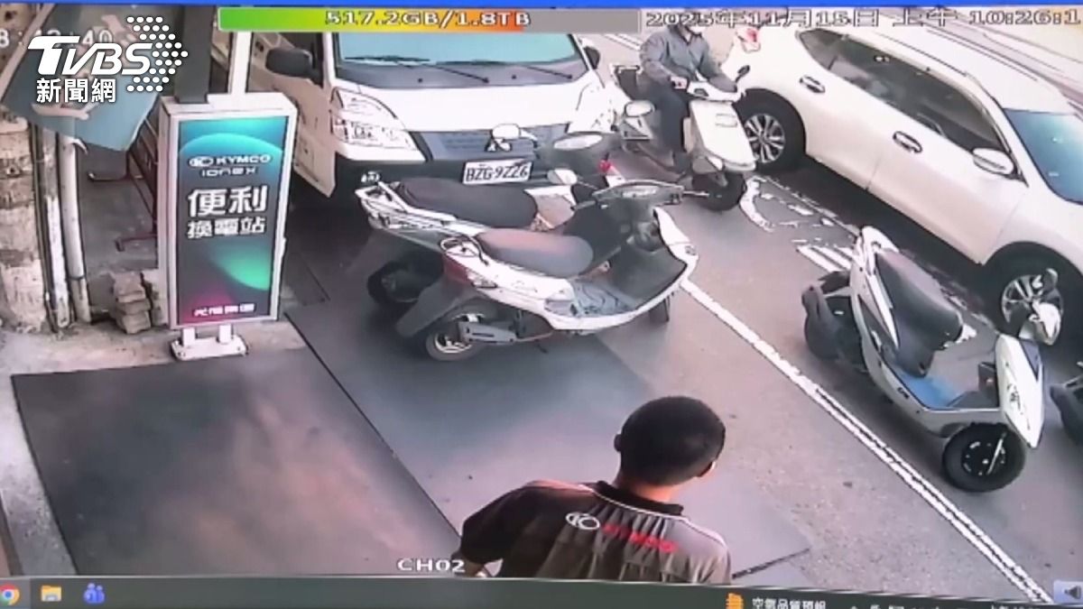 女騎士加完油後違規穿越雙黃線,與兩台直行機車發生碰撞,造成三人傷亡。(圖/民眾提供)