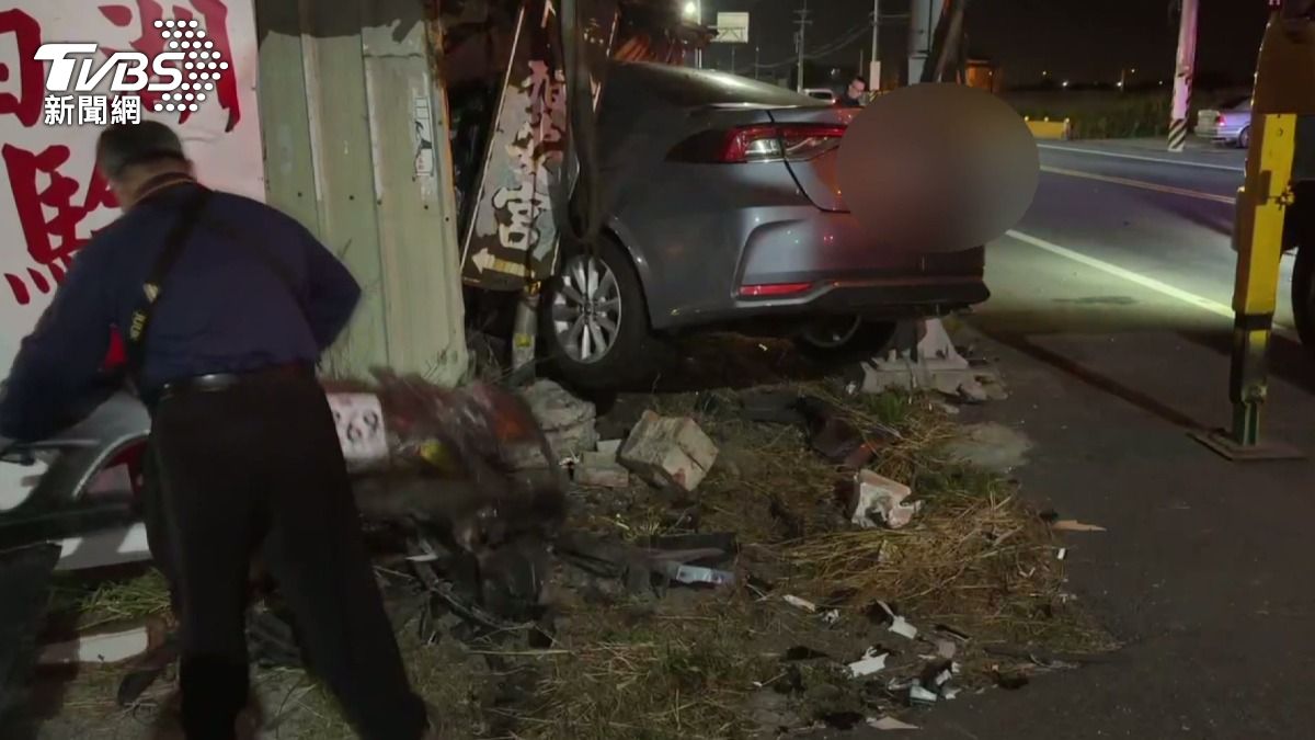 黑色轎車逆向超車,撞上正在路口轉彎的銀色轎車,導致銀色轎車失控衝進民宅。(圖/TVBS)
