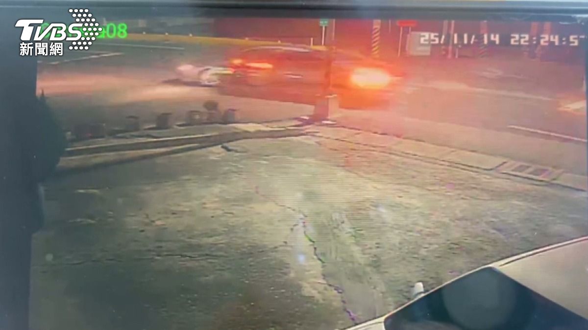 黑色轎車在高速行駛中逆向超車,撞上正要在路口轉彎的銀色轎車。(圖/民眾提供)