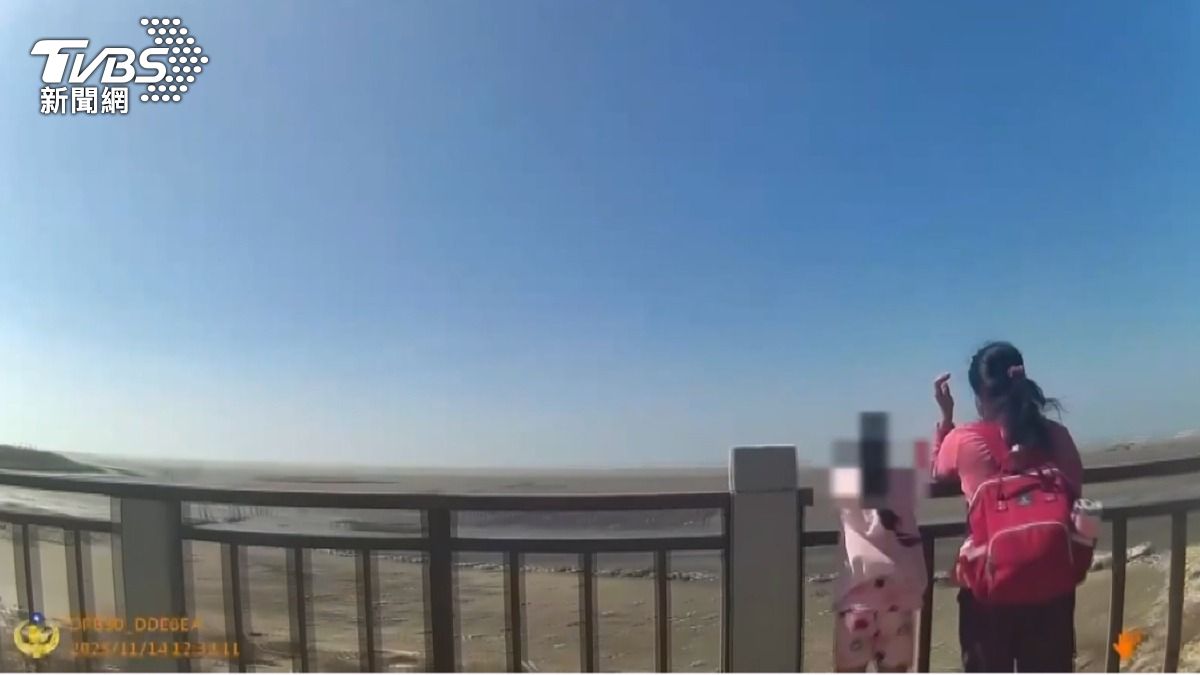 母女帶著大包小包在漁港徘徊,上前關心後發現女子逾期滯留高達4375天。(圖/TVBS)