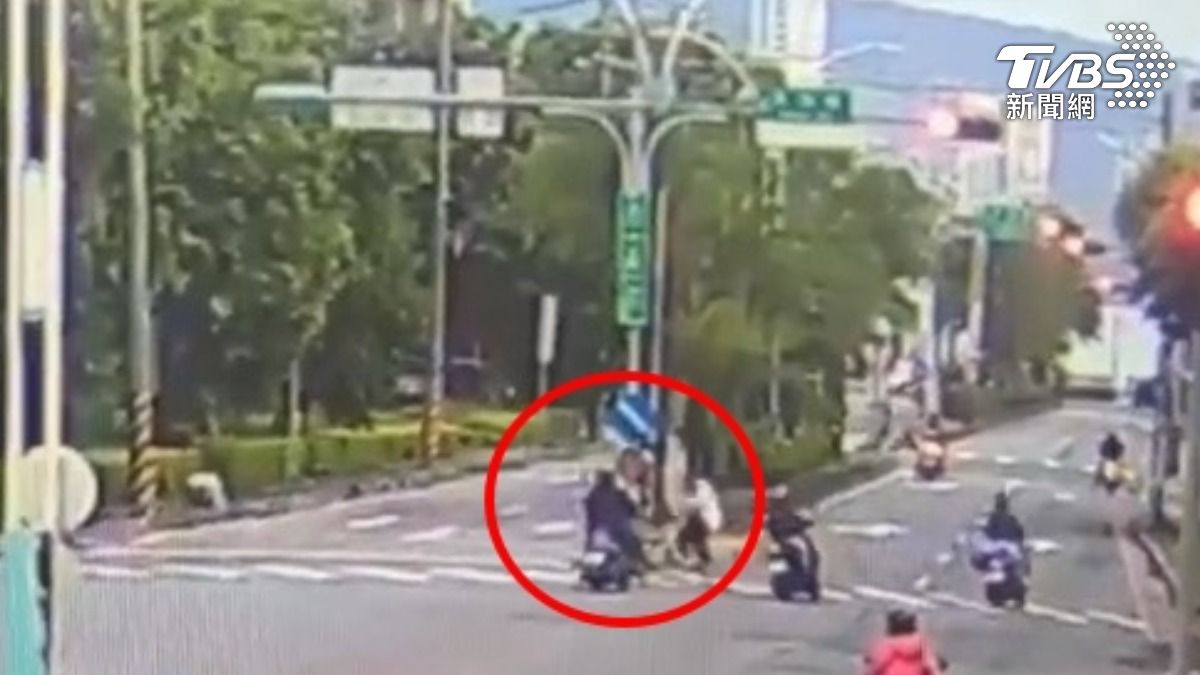 撞擊瞬間曝光。（圖／TVBS）