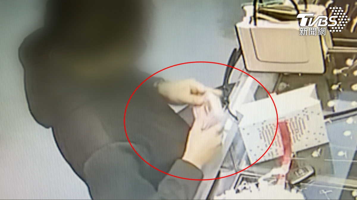 高雄一名女子日前在網路上販售黃金手鍊,與另名男子約好面交,雙方到銀樓秤重驗貨時,男子竟然直接將盒子內的金飾掏空掉包(圖/TVBS)