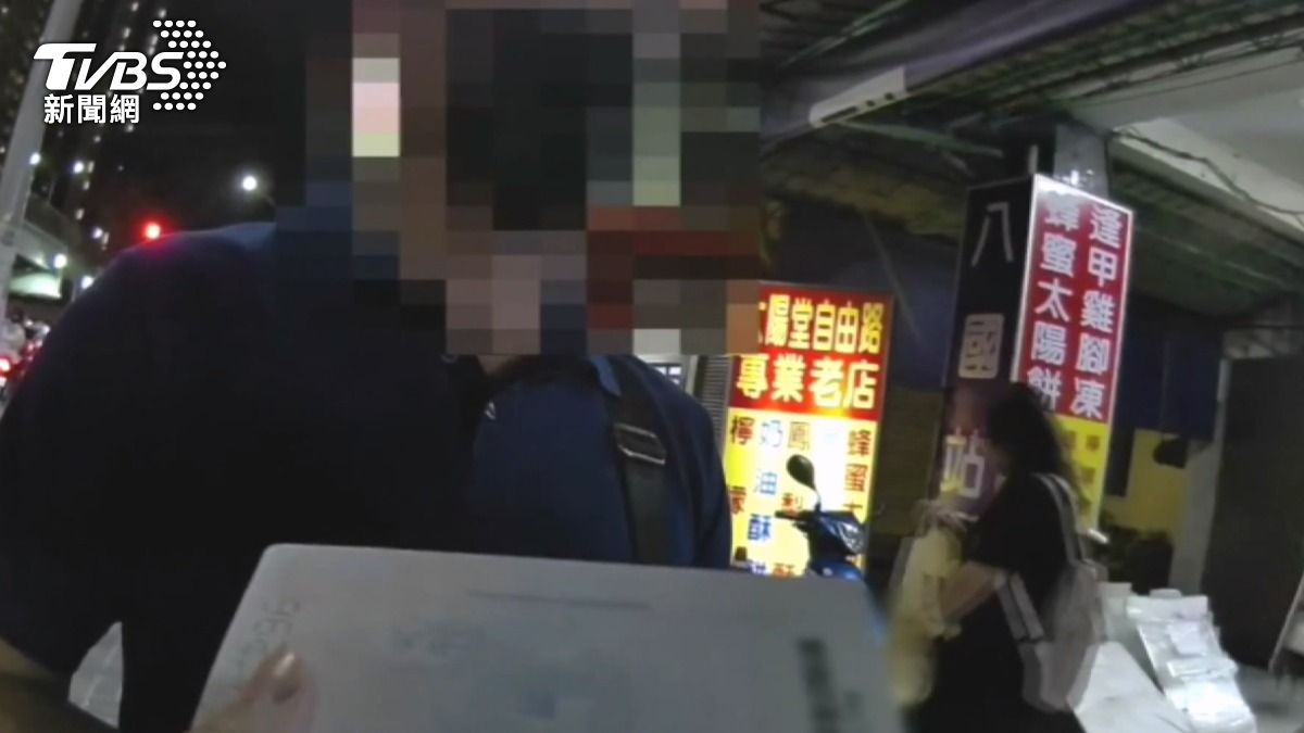 馬來西亞男悲求「警察放過」 原來是假觀光真車手。(圖/TVBS)