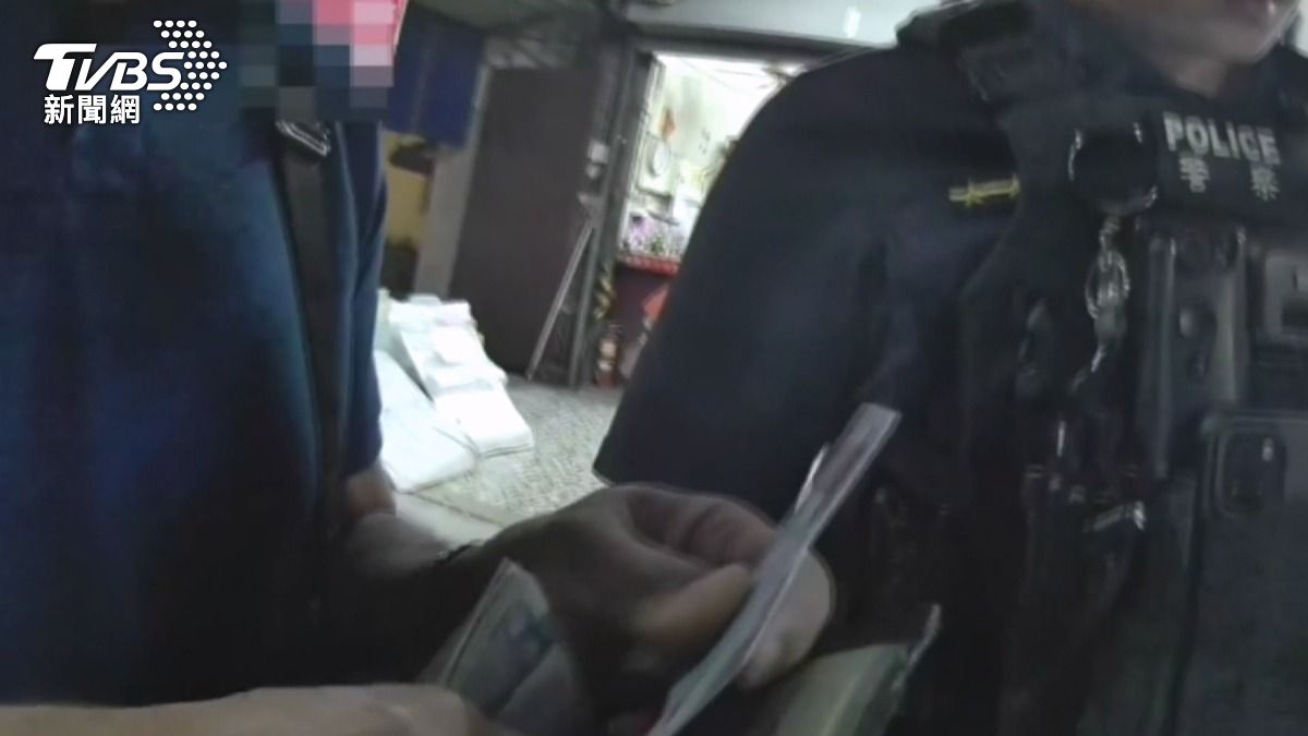 男子在領貨站前因神色可疑被警方攔查,當場被搜出提款卡、手機及現金3萬元。(圖/TVBS)