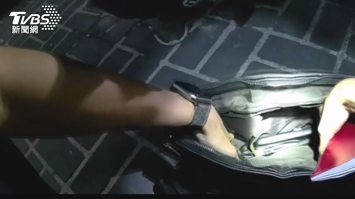 警方檢查他的錢包時,發現前幾張卡片是馬來西亞的加油卡和身分證。(圖/TVBS)