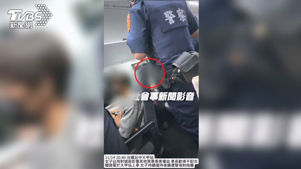 婦人持續抗拒，警方不得不採取強制措施。(圖／翻攝社會事新聞影音)