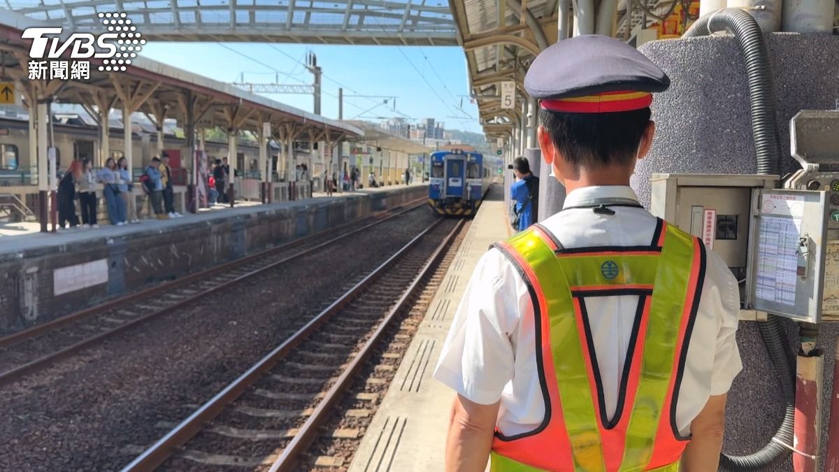 這起爭執，整班列車被迫延誤了15分鐘。(圖／TVBS)