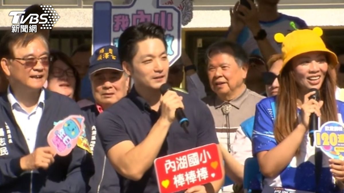 備戰! 吳怡農「街頭舉牌」 邀市民2分鐘聊北市。(圖/TVBS)
